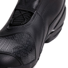 Carregar imagem no visualizador da galeria, Dainese Superya Shoes Black/Red Fluorescent Size - 40