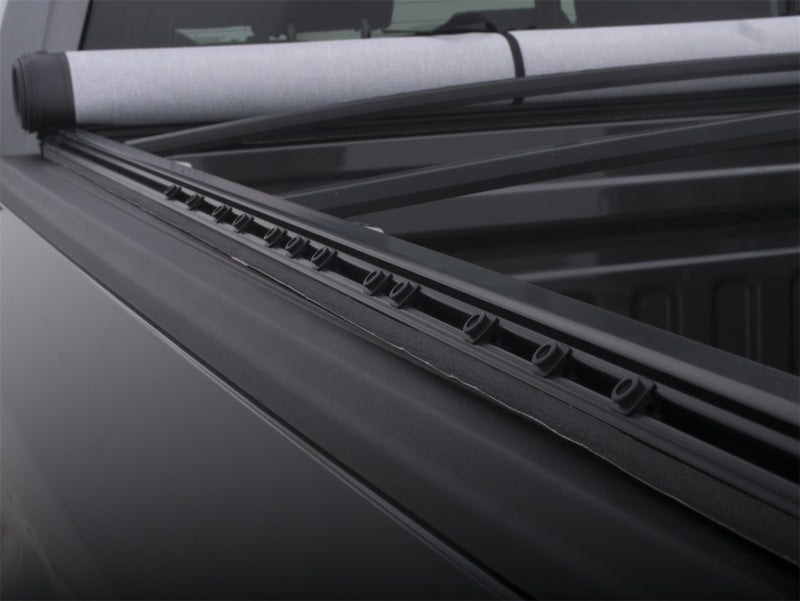 Lund 94-04 Chevy S10 (4.5ft. Bed) Genesis Snap Tonneau Cover - Black