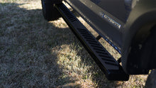 Carregar imagem no visualizador da galeria, Lund 2019 Chevroley Silverado 1500 Ext. Cab Summit Ridge 2.0 Running Boards - Black