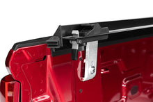 Carregar imagem no visualizador da galeria, Lund 2019 Chevrolet Silverado 1500 (5.5ft. Bed) Genesis Roll Up Tonneau Cover - Black