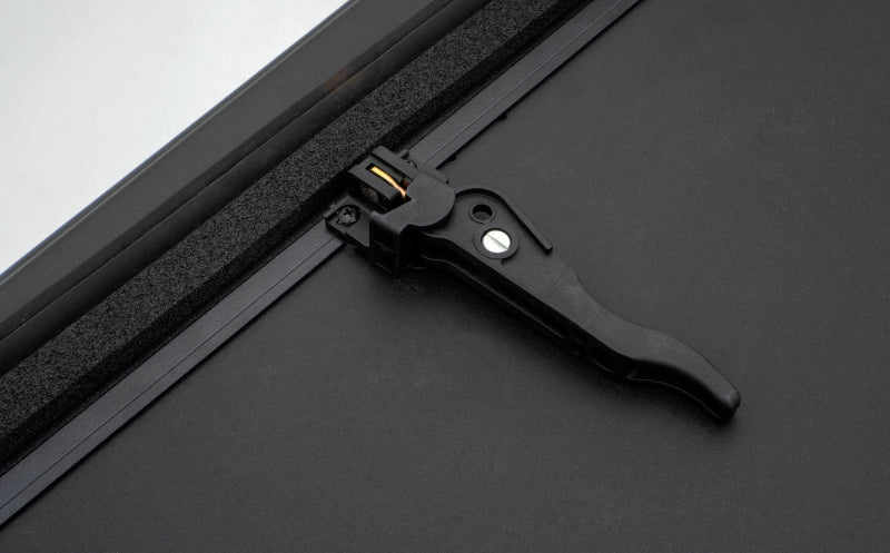 Lund 2016-2020 Toyota Tacoma (5ft. Bed) Hard Fold Tonneau Cover - Black