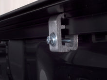 Carregar imagem no visualizador da galeria, Lund 00-04 Dodge Dakota (5ft. Bed) Genesis Elite Roll Up Tonneau Cover - Black
