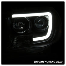 Carregar imagem no visualizador da galeria, Spyder Toyota Tacoma 05-11 Projector Headlights - Light Bar DRL - Black PRO-YD-TT05V2-LB-BK