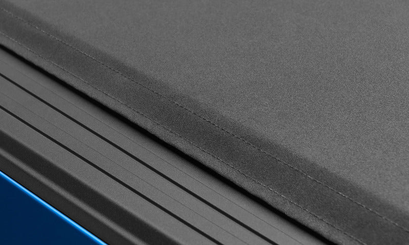 Lund 05-12 Dodge Dakota (6.5ft. Bed w/o Utility TRack) Genesis Elite Roll Up Tonneau Cover - Black