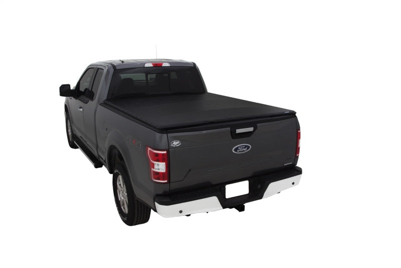 Lund 94-04 Chevy S10 (4.5ft. Bed) Genesis Snap Tonneau Cover - Black