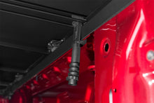 Carregar imagem no visualizador da galeria, Lund 2019 Chevrolet Silverado 1500 6.5ft Bed Genesis Tri-Fold Tonneau - Black