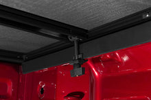 Carregar imagem no visualizador da galeria, Lund 2019 Chevrolet Silverado 1500 (5.5ft. Bed) Genesis Elite Tri-Fold Tonneau Cover - Black